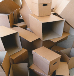 Illustration pile de cartons bruns