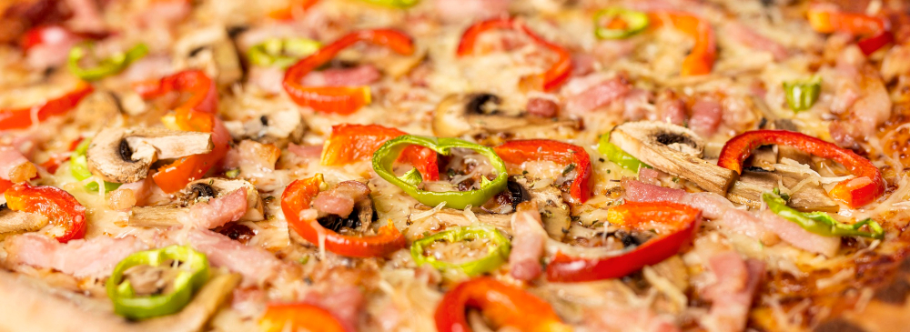 close-up-pizza-with-red-pepper-and-ingredients